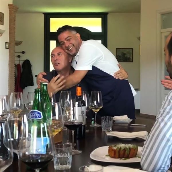 Convivio a tavola tra vino e amici
